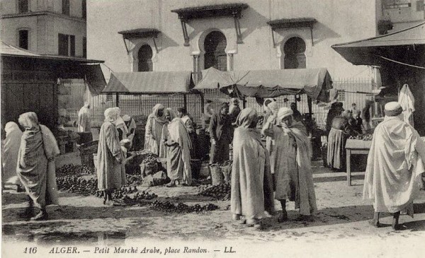 algiers-walking-randon-at-the-foot-of-the-great-synagogue