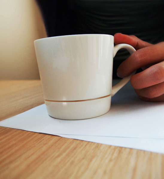 cette-tasse-ne-laissera-plus-aucune-goutte-de-cafe-tacher-votre-table1