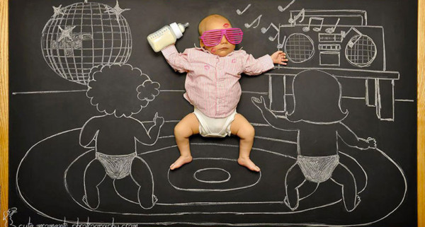 des-parents-font-vivre-d-extraordinaires-aventures-a-leur-bebe-avec-de-la-craie-et-une-ardoise