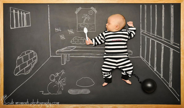 des-parents-font-vivre-d-extraordinaires-aventures-a-leur-bebe-avec-de-la-craie-et-une-ardoise6
