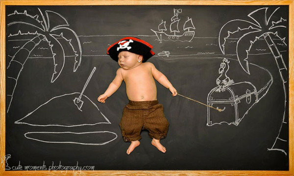 des-parents-font-vivre-d-extraordinaires-aventures-a-leur-bebe-avec-de-la-craie-et-une-ardoise7