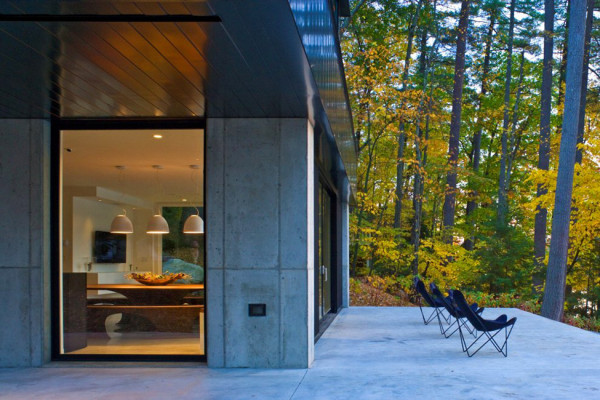 exterior-Cantilever_Lake_House1