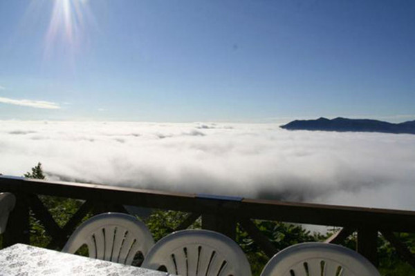 la-terrasse-au-dessus-des-nuages-qui-vous-transportera-au-paradis4