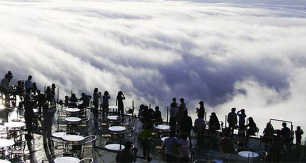 la-terrasse-au-dessus-des-nuages-qui-vous-transportera-au-paradisUNE