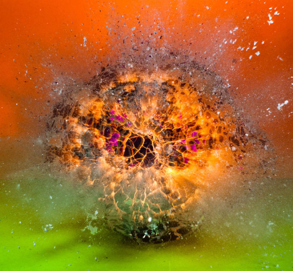 un-photographe-capture-le-moment-exact-dun-impact-et-sublime-lexplosion-des-objets20