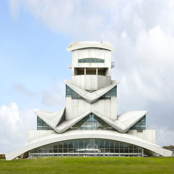 19-realisations-surrealistes-qui-vont-vous-faire-voir-larchitecture-sous-un-autre-angle14