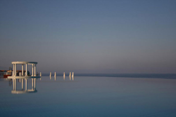 25-piscines-infinies-qui-vous-donneront-envie-de-piquer-une-tete20