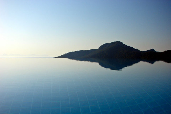 25-piscines-infinies-qui-vous-donneront-envie-de-piquer-une-tete24