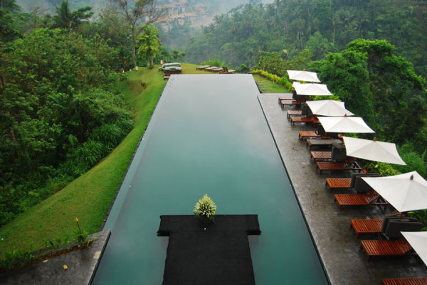 25-piscines-infinies-qui-vous-donneront-envie-de-piquer-une-tete7