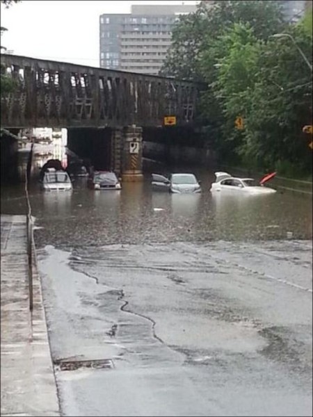 26-extreme_flooding_on_the_streets_of_toronto