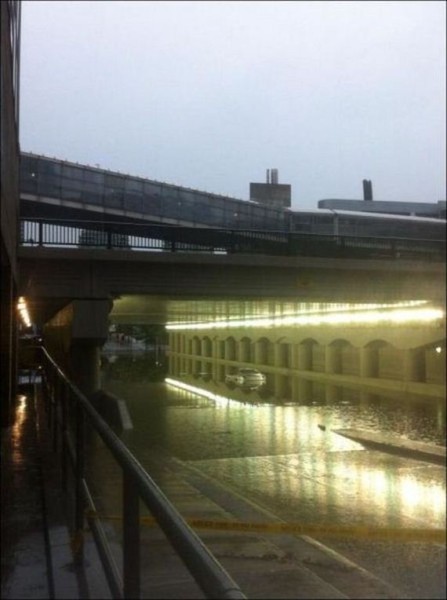 27-extreme_flooding_on_the_streets_of_toronto