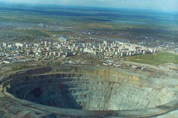 biggest-diamond-mine-ever-open-hole-mir-mirny