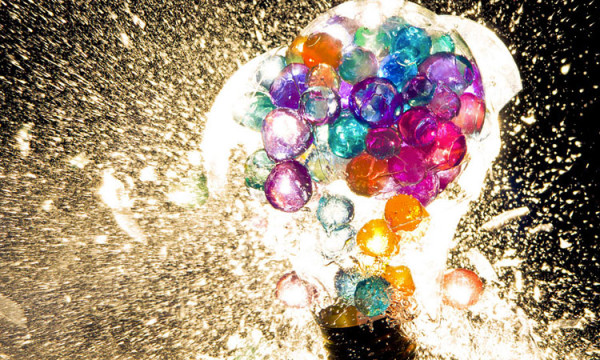 un-photographe-capture-et-sublime-lexplosion-dampoules-haute-en-couleurs-une