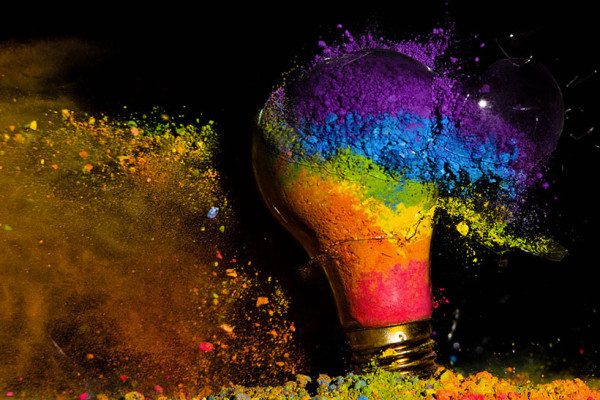 un-photographe-capture-et-sublime-lexplosion-dampoules-haute-en-couleurs1