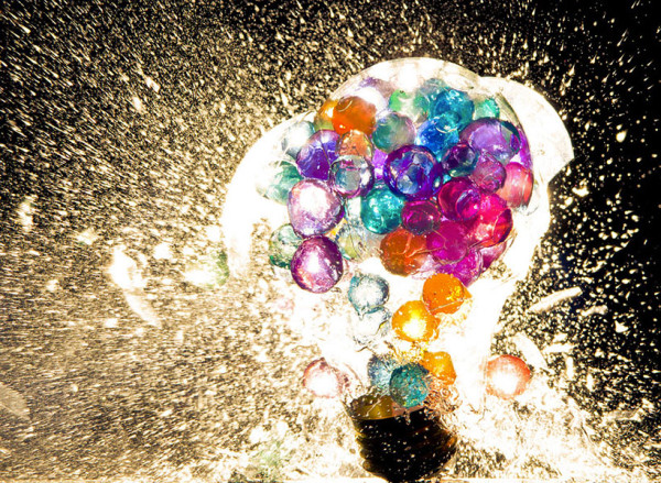 un-photographe-capture-et-sublime-lexplosion-dampoules-haute-en-couleurs12