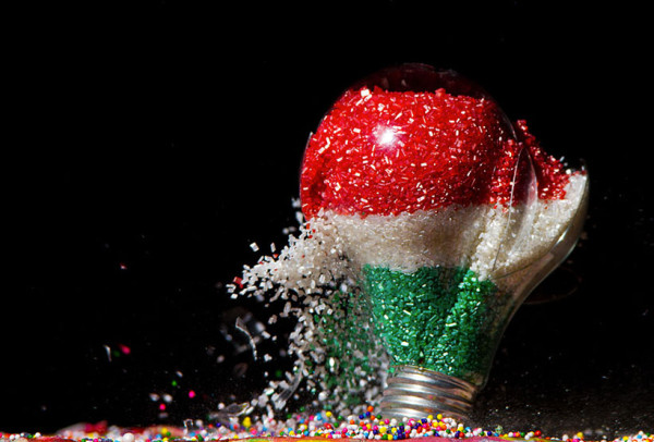 un-photographe-capture-et-sublime-lexplosion-dampoules-haute-en-couleurs14