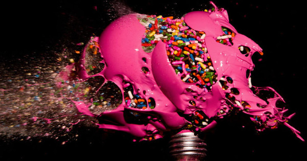 un-photographe-capture-et-sublime-lexplosion-dampoules-haute-en-couleurs15