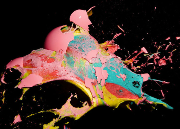 un-photographe-capture-et-sublime-lexplosion-dampoules-haute-en-couleurs16