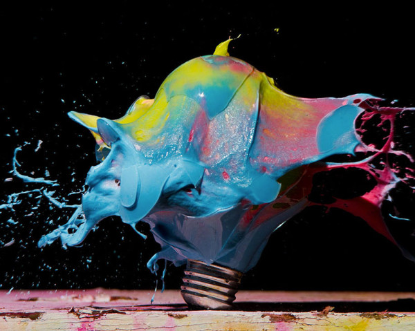 un-photographe-capture-et-sublime-lexplosion-dampoules-haute-en-couleurs17