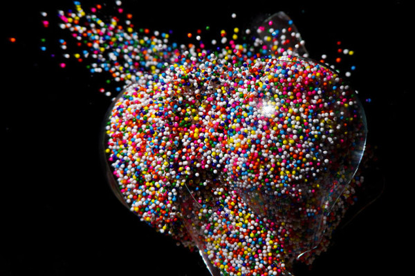 un-photographe-capture-et-sublime-lexplosion-dampoules-haute-en-couleurs18