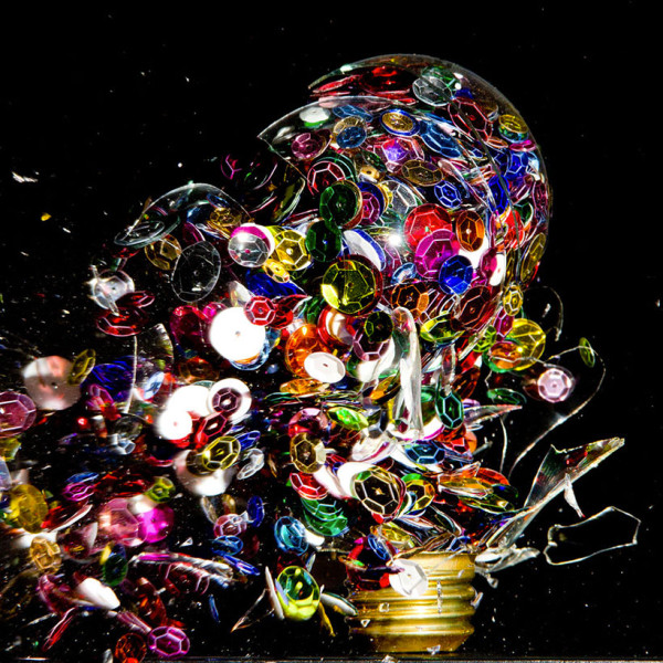 un-photographe-capture-et-sublime-lexplosion-dampoules-haute-en-couleurs19