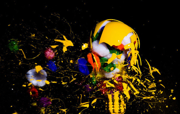 un-photographe-capture-et-sublime-lexplosion-dampoules-haute-en-couleurs2