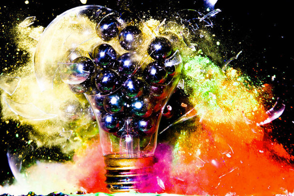 un-photographe-capture-et-sublime-lexplosion-dampoules-haute-en-couleurs6
