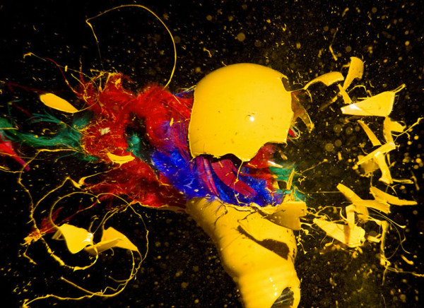 un-photographe-capture-et-sublime-lexplosion-dampoules-haute-en-couleurs8