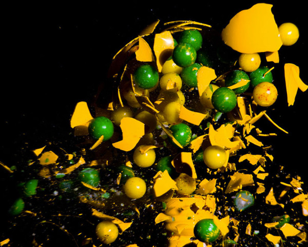 un-photographe-capture-et-sublime-lexplosion-dampoules-haute-en-couleurs9
