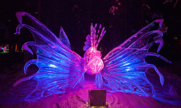 15-formidables-sculptures-taillees-dans-un-seul-gigantesque-bloc-de-glace-une