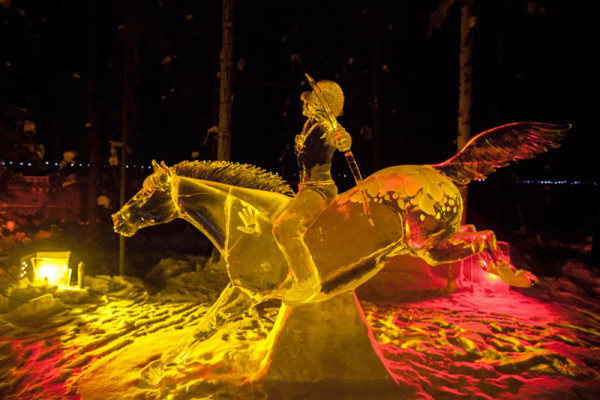 15-formidables-sculptures-taillees-dans-un-seul-gigantesque-bloc-de-glace1
