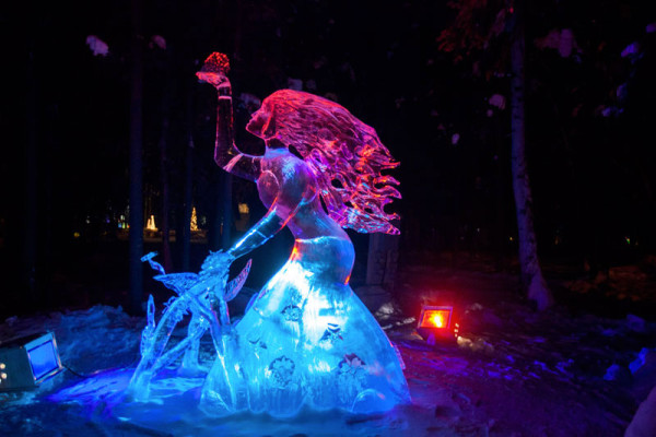 15-formidables-sculptures-taillees-dans-un-seul-gigantesque-bloc-de-glace11
