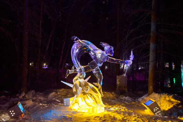 15-formidables-sculptures-taillees-dans-un-seul-gigantesque-bloc-de-glace13