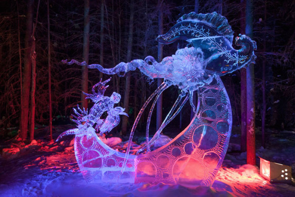 15-formidables-sculptures-taillees-dans-un-seul-gigantesque-bloc-de-glace14
