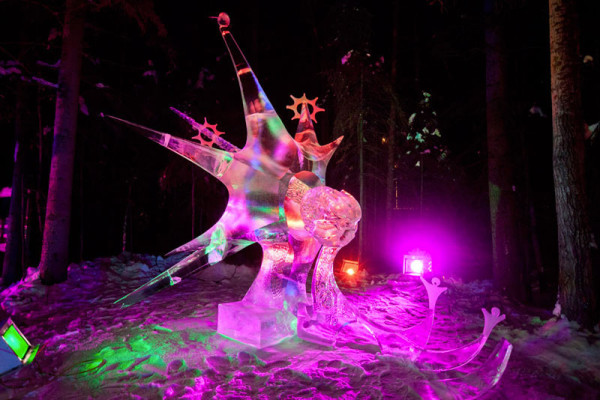 15-formidables-sculptures-taillees-dans-un-seul-gigantesque-bloc-de-glace2