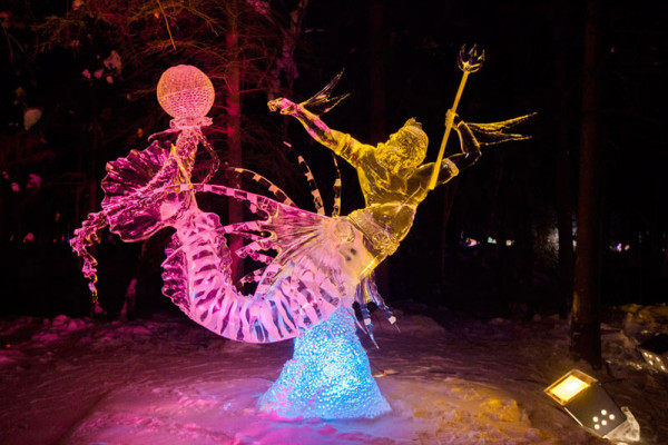15-formidables-sculptures-taillees-dans-un-seul-gigantesque-bloc-de-glace3