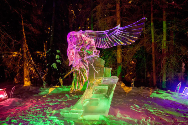 15-formidables-sculptures-taillees-dans-un-seul-gigantesque-bloc-de-glace4