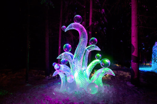 15-formidables-sculptures-taillees-dans-un-seul-gigantesque-bloc-de-glace5