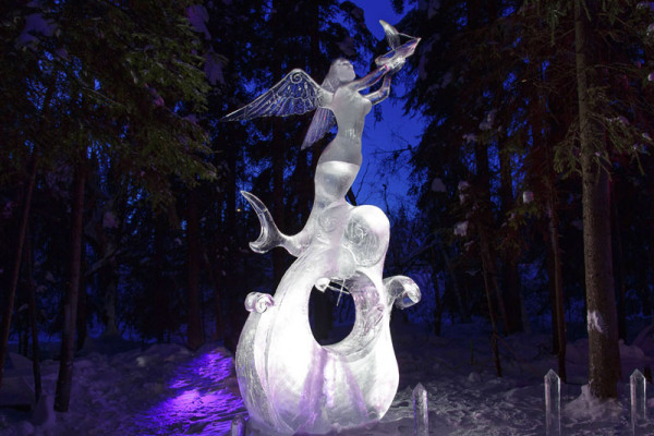 15-formidables-sculptures-taillees-dans-un-seul-gigantesque-bloc-de-glace6