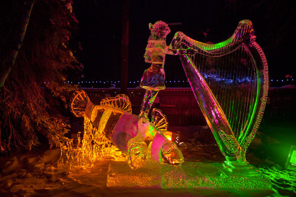 15-formidables-sculptures-taillees-dans-un-seul-gigantesque-bloc-de-glace7