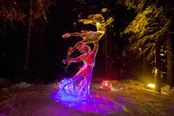 15-formidables-sculptures-taillees-dans-un-seul-gigantesque-bloc-de-glace8