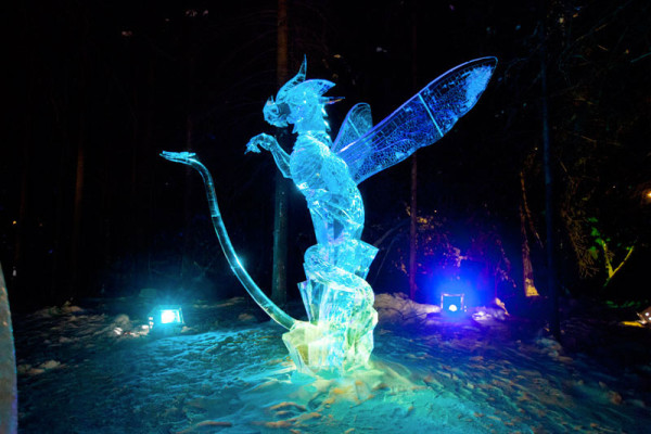 15-formidables-sculptures-taillees-dans-un-seul-gigantesque-bloc-de-glace9