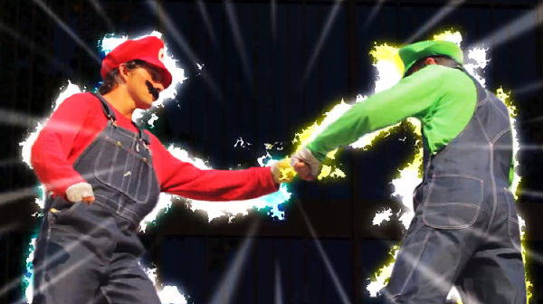 deux-casse-cous-samusent-a-se-deguiser-en-mario-et-luigi-et-a-realiser-dimpressionnantes-acrobaties-dans-la-rue-1