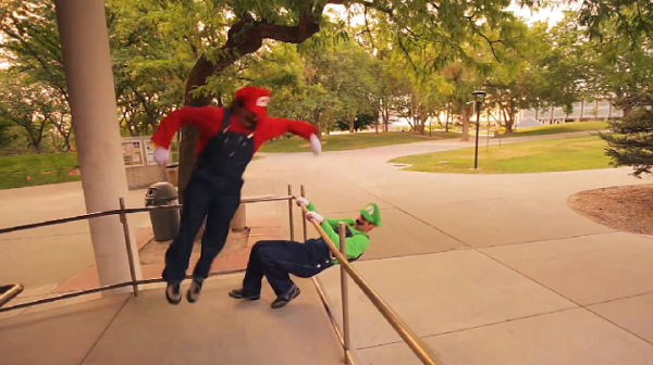 deux-casse-cous-samusent-a-se-deguiser-en-mario-et-luigi-et-a-realiser-dimpressionnantes-acrobaties-dans-la-rue-5