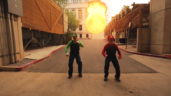 deux-casse-cous-samusent-a-se-deguiser-en-mario-et-luigi-et-a-realiser-dimpressionnantes-acrobaties-dans-la-rue-6