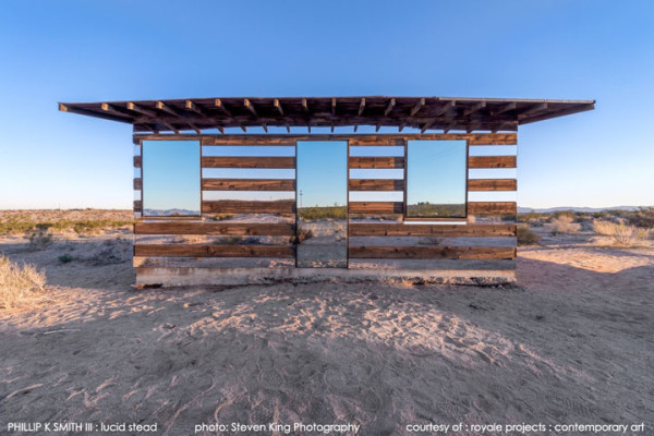partez-a-la-decouverte-dune-cabane-invisible-perdue-en-plein-milieu-du-desert-californien10