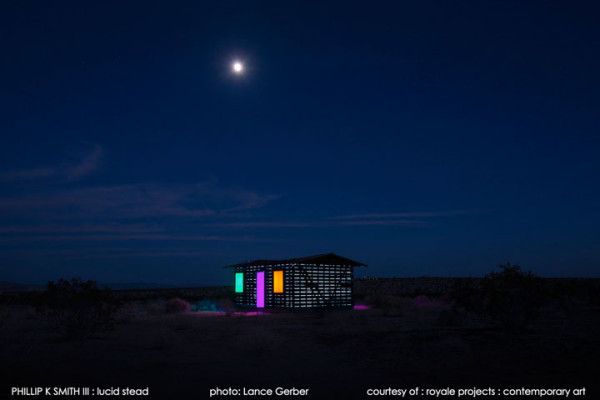 partez-a-la-decouverte-dune-cabane-invisible-perdue-en-plein-milieu-du-desert-californien15