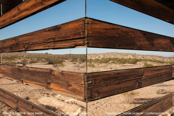 partez-a-la-decouverte-dune-cabane-invisible-perdue-en-plein-milieu-du-desert-californien19